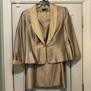 Elegant Beige Liz Elana suit, size 20